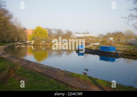 Leicester Arm of the Grand Union Canal con Memory Lane ormeggi sulla destra e blocco 43 Lime Kiln blocco in distanza. Foto Stock