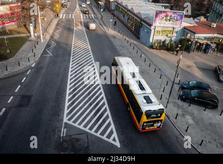 Varsavia. Polonia. 03.30.2022. L'autobus urbano è in movimento sulla strada. Vista dall'alto. Foto Stock