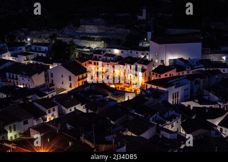 Il villaggio di Chulilla - zona di arrampicata in Spagna, provincia di Valencia - la piazza del mercato dopo l'ora blu, notte fucilata, dopo il tramonto Foto Stock