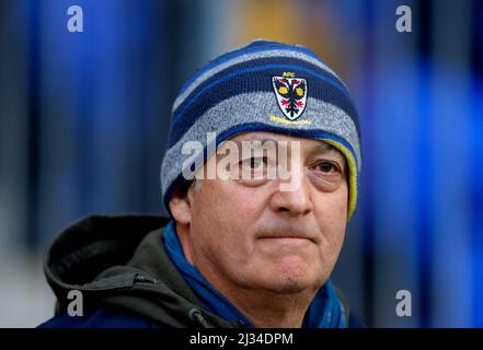 Un fan di AFC Wimbledon davanti alla partita della Sky Bet League One al Cherry Red Records Stadium di Londra. Data foto: Martedì 5 aprile 2022. Foto Stock