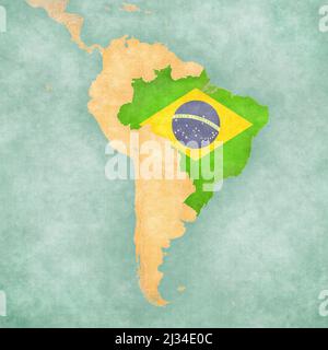 Brasile (bandiera brasiliana) sulla mappa del Sud America. La mappa è in stile estivo d'epoca e d'atmosfera soleggiata. La mappa ha un'atmosfera vintage soft grunge. Foto Stock