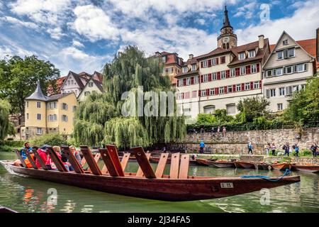 Puntando sul Neckar, le facciate della città vecchia di Tuebingen con Hoelderlinturm, Baden-Wuerttemberg, Germania, Europa Foto Stock