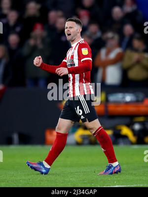 Oliver Norwood di Sheffield United festeggia il primo obiettivo della partita durante la partita del campionato Sky Bet a Bramall Lane, Sheffield. Data foto: Martedì 5 aprile 2022. Foto Stock