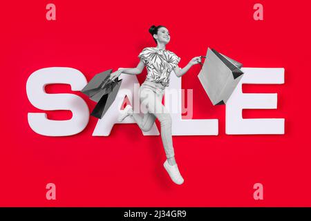 Illustrazione di foto di illustrazione di ragazza shopaholic che funziona all'aria aperta in su con molti sacchetti sparse grande vendita concetto isolato colore rosso sfondo Foto Stock