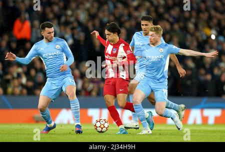 Sequeira Joao Felix (centro) di Atletico Madrid sotto la pressione dell'Aymeric Laporte di Manchester City (sinistra), Rodri (indietro a destra) e Kevin De Bruyne durante la prima tappa della finale del quartiere UEFA Champions League all'Etihad Stadium di Manchester. Data foto: Martedì 5 aprile 2022. Foto Stock