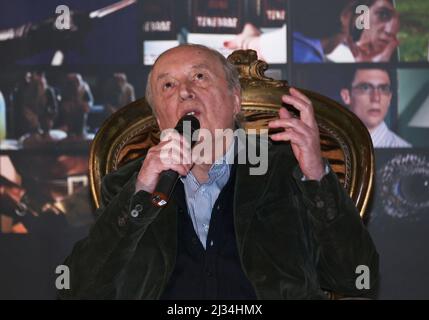 Torino, Italia. 05th Apr 2022. Torino, Italia DARIO ARGENTO LA MOSTRA la prima grande mostra dedicata a Dario Argento presso la Mole Antonelliana del Museo Nazionale del Cinema di Torino, a cura di Domenico De Gaetano Direttore del Museo Nazionale del Cinema e Marcello Garofalo, La mostra sarà aperta al pubblico da mercoledì 6 aprile 2022 a lunedì 16 gennaio 2023. Nella foto: Dario Argento Credit: Independent Photo Agency/Alamy Live News Foto Stock