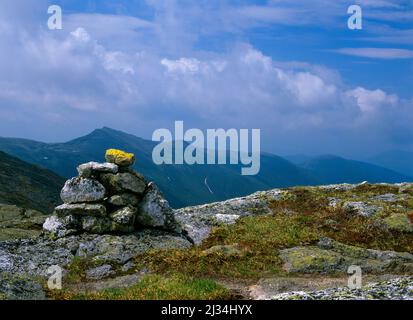 Southern Presidential Range dal Clay Loop Trail a Thompson e Meserve's Purchase nel New Hampshire le White Mountains in una giornata nuvolosa. Foto Stock