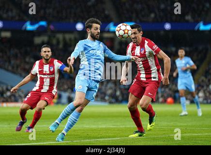 Bernardo Silva di Manchester City (a sinistra) e Stefan Savic di Atletico Madrid combattono per la palla durante la prima tappa della finale del quartiere UEFA Champions League all'Etihad Stadium di Manchester. Data foto: Martedì 5 aprile 2022. Foto Stock