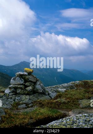 Southern Presidential Range dal Clay Loop Trail a Thompson e Meserve's Purchase nel New Hampshire le White Mountains in una giornata nuvolosa. Foto Stock