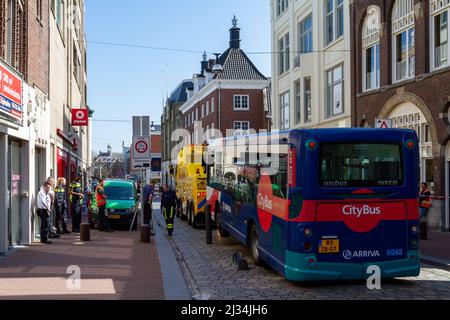 Dordrecht, Paesi Bassi - 16 aprile 2015: Incidente con un autobus bloccato su un bullard retrattile. Tecnici addetti alla riparazione di bollard automatiche set cobble str Foto Stock