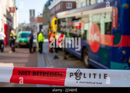 Dordrecht, Paesi Bassi - 16 aprile 2015: Incidente con un autobus bloccato su un bullard retrattile. Tecnici addetti alla riparazione di bollard automatiche set cobble str Foto Stock