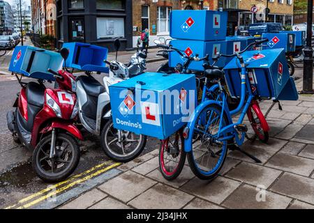 Dominos Pizza Delivery - Domino's Pizza Delivery biciclette fuori dal negozio Domino's nel centro di Londra UK Foto Stock