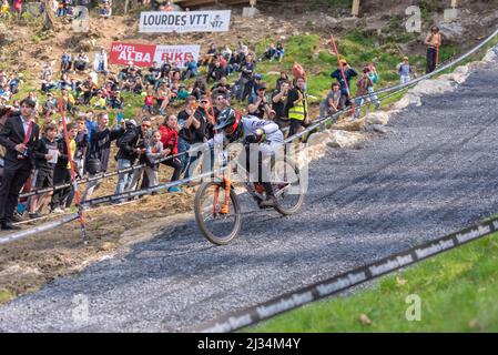 Lourdes, Francia : 2022 marzo 27 : Greg MINNAAR RSA compete durante la gara UCI Mountain Bike Downhill World Cup 2022 a Lourdes, Francia. Foto Stock