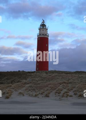 Il faro di De Cocksdorp di Texel, da vicino con un cielo nuvoloso colorato. Foto Stock