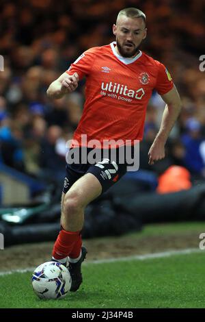 Peterborough, Regno Unito. 05th Apr 2022. Allan Campbell di Luton Town in azione durante il gioco. EFL Skybet Championship Match, Peterborough Utd / Luton Town al Weston Homes Stadium di Peterborough, martedì 5th aprile 2022. Questa immagine può essere utilizzata solo per scopi editoriali. Solo per uso editoriale, licenza richiesta per uso commerciale. Nessun uso in scommesse, giochi o un singolo club/campionato/player pubblicazioni. pic di Steffan Bowen/Andrew Orchard sport fotografia/Alamy Live news credito: Andrew Orchard sport fotografia/Alamy Live News Foto Stock