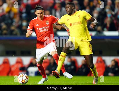 Darwin Nunez di Benfica (a sinistra) e Ibrahima Konate di Liverpool combattono per la palla durante la prima tappa della finale del quartiere UEFA Champions League all'Estadio da Luz di Lisbona. Data foto: Martedì 5 aprile 2022. Foto Stock