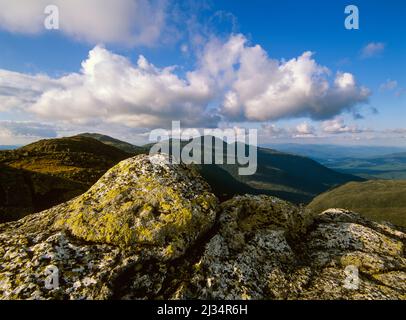 La catena del Presidential settentrionale, dal Clay Loop Trail a Thompson e l'acquisto di Meserve nel New Hampshire, le White Mountains in una giornata nuvolosa. Foto Stock