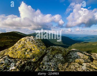 La catena del Presidential settentrionale, dal Clay Loop Trail a Thompson e l'acquisto di Meserve nel New Hampshire, le White Mountains in una giornata nuvolosa. Foto Stock