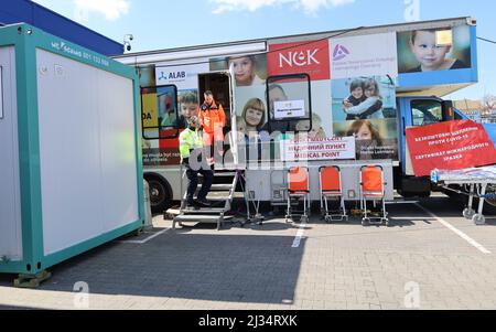 Przemysl, Polonia. 4th Apr 2022. Area Medical Point and Covid Testing a Tesco. Tesco a Przemysl è un ex negozio di alimentari trasformato in Centro di aiuti umanitari dove molti rifugiati ucraini vanno non appena oltrepassano il confine con la Polonia. Decine di organizzazioni umanitarie sono istituite e forniscono rifugio, supporto logistico, carte SIM, cibo e salute su Internet: Tutto per prendersi cura e trasferire rapidamente i rifugiati, il tutto senza alcuna spesa per loro. Centinaia di volontari si esibiscono da tutto il mondo desiderosi di assistere e offrire le loro abilità, senza pagare e grande incertezza dei propri arrangiatori viventi Foto Stock