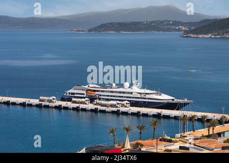 Moderno yacht di lusso durante il rifornimento, alcuni serbatoi di carburante nel porto mediterraneo a Kusadasi Turchia. Foto Stock