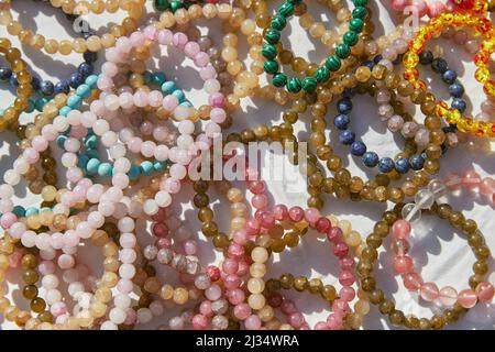 Braccialetti in pietra sulla bancarella del mercato di strada. Souvenir portoghese tradizionale. Aziende locali Foto Stock