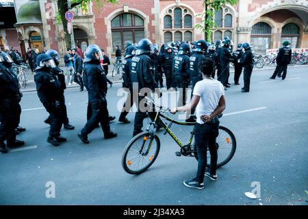 1 mai, proteste sulla giornata internazionale dei lavoratori, Kreuzberg, Berlino, Germania Foto Stock