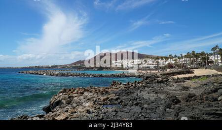 Panorama dell'estremità occidentale del lungomare di Playa Blanca e della spiaggia Flamingo di Lanzarote. Foto Stock