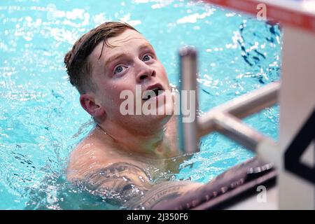 Adam Peaty di Loughborough NC durante la finale di corsa al seno maschile aperta del 100m il giorno uno dei 2022 campionati britannici di nuoto al Ponds Forge International Swimming Center di Sheffield. Data foto: Martedì 5 aprile 2022. Foto Stock