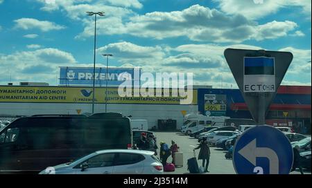 Przemysl, Polonia. 4th Apr 2022. Segno di Przemysl al Centro di aiuto umanitario Tesco.Tesco a Przemysl è un ex negozio di alimentari trasformato Centro di aiuto umanitario dove molti rifugiati ucraini vanno non appena attraversano il confine con la Polonia. Decine di organizzazioni umanitarie sono istituite e forniscono rifugio, supporto logistico, carte SIM, cibo e salute su Internet: Tutto per prendersi cura e trasferire rapidamente i rifugiati, il tutto senza alcuna spesa per loro. Centinaia di volontari si esibiscono da tutto il mondo desiderosi di assistere e offrire le loro abilità, senza pagare e grande incertezza della loro propria disposizione vivente Foto Stock