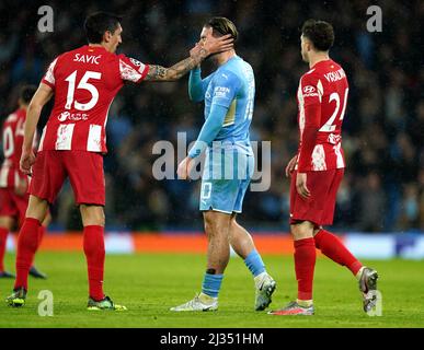 Stefan Savic di Atletico Madrid (a sinistra) e Jack Grealish di Manchester City dopo la prima tappa finale della UEFA Champions League Quarter all'Etihad Stadium di Manchester. Data foto: Martedì 5 aprile 2022. Foto Stock