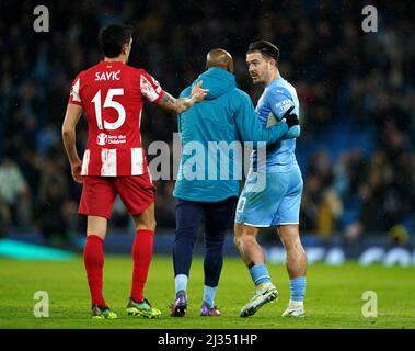 Stefan Savic di Atletico Madrid (a sinistra) e Jack Grealish di Manchester City dopo la prima tappa finale della UEFA Champions League Quarter all'Etihad Stadium di Manchester. Data foto: Martedì 5 aprile 2022. Foto Stock