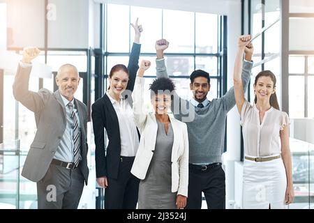 Il team permanente è un team redditizio. Ritratto di un team diversificato di colleghi che ti incoraggiano al lavoro. Foto Stock