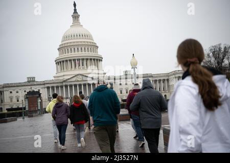 Washington, Stati Uniti. 05th Apr 2022. I turisti camminano vicino al Campidoglio degli Stati Uniti a Washington, DC, il martedì 5 aprile 2022. Il Senato questa settimana voterà sulla nomina del Presidente Biden alla Corte Suprema, in quanto il Congresso negozia anche ulteriori leggi legate alla pandemia. (Graeme Sloan/Sipa USA) Credit: Sipa USA/Alamy Live News Foto Stock