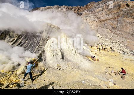 Miniera a cielo aperto di zolfo del vulcano Ijen, isola di Giava, Indonesia Foto Stock
