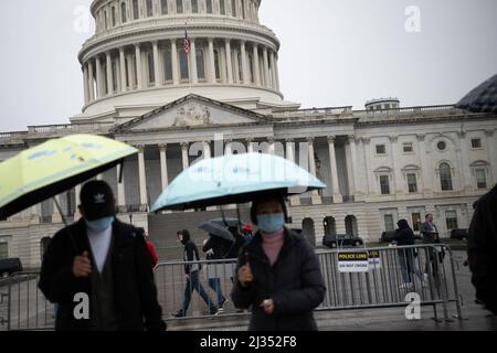 Washington, Stati Uniti. 05th Apr 2022. I turisti camminano vicino al Campidoglio degli Stati Uniti a Washington, DC, il martedì 5 aprile 2022. Il Senato questa settimana voterà sulla nomina del Presidente Biden alla Corte Suprema, in quanto il Congresso negozia anche ulteriori leggi legate alla pandemia. (Graeme Sloan/Sipa USA) Credit: Sipa USA/Alamy Live News Foto Stock