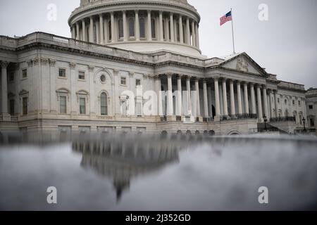 Washington, Stati Uniti. 05th Apr 2022. Una visione generale del Campidoglio degli Stati Uniti a Washington, DC, martedì 5 aprile 2022. Il Senato questa settimana voterà sulla nomina del Presidente Biden alla Corte Suprema, in quanto il Congresso negozia anche ulteriori leggi legate alla pandemia. (Graeme Sloan/Sipa USA) Credit: Sipa USA/Alamy Live News Foto Stock