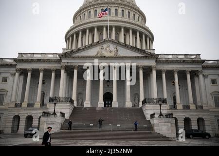 Washington, Stati Uniti. 05th Apr 2022. Una visione generale del Campidoglio degli Stati Uniti a Washington, DC, martedì 5 aprile 2022. Il Senato questa settimana voterà sulla nomina del Presidente Biden alla Corte Suprema, in quanto il Congresso negozia anche ulteriori leggi legate alla pandemia. (Graeme Sloan/Sipa USA) Credit: Sipa USA/Alamy Live News Foto Stock