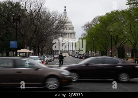 Washington, Stati Uniti. 05th Apr 2022. Una visione generale del Campidoglio degli Stati Uniti a Washington, DC, martedì 5 aprile 2022. Il Senato questa settimana voterà sulla nomina del Presidente Biden alla Corte Suprema, in quanto il Congresso negozia anche ulteriori leggi legate alla pandemia. (Graeme Sloan/Sipa USA) Credit: Sipa USA/Alamy Live News Foto Stock