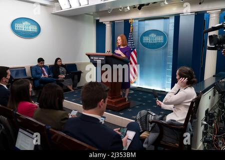 Washington, Vereinigte Staaten. 05th Apr 2022. Il Segretario della Casa Bianca, Jen Psaki, tiene un briefing alla Casa Bianca di Washington, DC, martedì 5 aprile 2022. Credit: Chris Kleponis/Pool via CNP/dpa/Alamy Live News Foto Stock