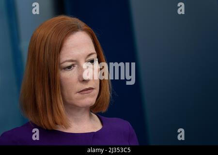 Washington, Vereinigte Staaten. 05th Apr 2022. Il Segretario della Casa Bianca, Jen Psaki, tiene un briefing alla Casa Bianca di Washington, DC, martedì 5 aprile 2022. Credit: Chris Kleponis/Pool via CNP/dpa/Alamy Live News Foto Stock