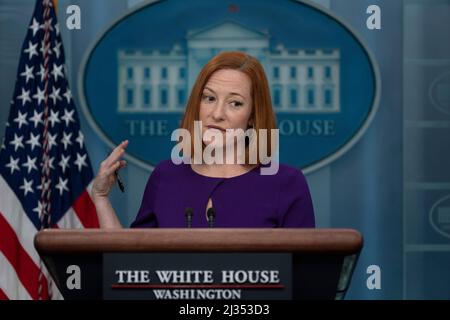 Washington, Vereinigte Staaten. 05th Apr 2022. Il Segretario della Casa Bianca, Jen Psaki, tiene un briefing alla Casa Bianca di Washington, DC, martedì 5 aprile 2022. Credit: Chris Kleponis/Pool via CNP/dpa/Alamy Live News Foto Stock