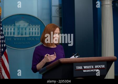 Washington, Vereinigte Staaten. 05th Apr 2022. Il Segretario della Casa Bianca, Jen Psaki, tiene un briefing alla Casa Bianca di Washington, DC, martedì 5 aprile 2022. Credit: Chris Kleponis/Pool via CNP/dpa/Alamy Live News Foto Stock