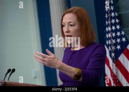 Washington, Vereinigte Staaten. 05th Apr 2022. Il Segretario della Casa Bianca, Jen Psaki, tiene un briefing alla Casa Bianca di Washington, DC, martedì 5 aprile 2022. Credit: Chris Kleponis/Pool via CNP/dpa/Alamy Live News Foto Stock