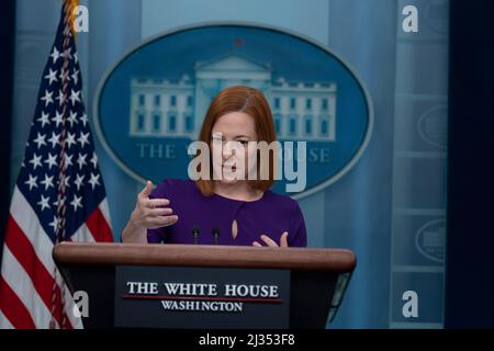 Washington, Vereinigte Staaten. 05th Apr 2022. Il Segretario della Casa Bianca, Jen Psaki, tiene un briefing alla Casa Bianca di Washington, DC, martedì 5 aprile 2022. Credit: Chris Kleponis/Pool via CNP/dpa/Alamy Live News Foto Stock