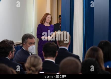 Washington, Vereinigte Staaten. 05th Apr 2022. Il Segretario della Casa Bianca, Jen Psaki, tiene un briefing alla Casa Bianca di Washington, DC, martedì 5 aprile 2022. Credit: Chris Kleponis/Pool via CNP/dpa/Alamy Live News Foto Stock