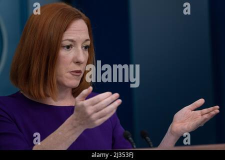 Washington, Vereinigte Staaten. 05th Apr 2022. Il Segretario della Casa Bianca, Jen Psaki, tiene un briefing alla Casa Bianca di Washington, DC, martedì 5 aprile 2022. Credit: Chris Kleponis/Pool via CNP/dpa/Alamy Live News Foto Stock