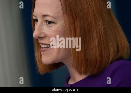 Washington, Vereinigte Staaten. 05th Apr 2022. Il Segretario della Casa Bianca, Jen Psaki, tiene un briefing alla Casa Bianca di Washington, DC, martedì 5 aprile 2022. Credit: Chris Kleponis/Pool via CNP/dpa/Alamy Live News Foto Stock