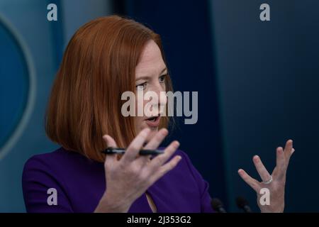 Washington, Vereinigte Staaten. 05th Apr 2022. Il Segretario della Casa Bianca, Jen Psaki, tiene un briefing alla Casa Bianca di Washington, DC, martedì 5 aprile 2022. Credit: Chris Kleponis/Pool via CNP/dpa/Alamy Live News Foto Stock