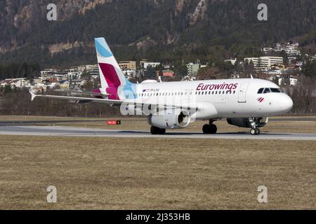 Innsbruck, Austria. 05th Mar 2022. Un Eurowings Europe Airbus 319 che tassava per l'imbarco all'aeroporto di Innsbruck dopo l'atterraggio. (Foto di Fabrizio Gandolfo/SOPA Images/Sipa USA) Credit: Sipa USA/Alamy Live News Foto Stock