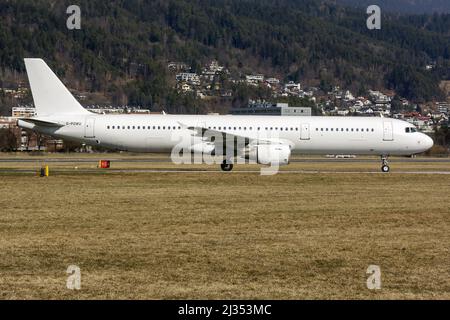 Innsbruck, Austria. 05th Mar 2022. A Titan Airways All White Airbus 321 in direzione del parcheggio dell'aeroporto di Innsbruck Kranebitten. Gestione di un volo wet lease per conto di TUI. (Foto di Fabrizio Gandolfo/SOPA Images/Sipa USA) Credit: Sipa USA/Alamy Live News Foto Stock